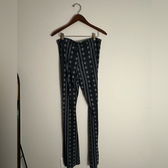 Brandy Melville Patterned Flare Pants legging stretch material - Picture 3 of 3